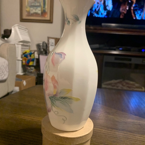 Aynsley Fine Bone China “Little Sweetheart” Bud Vase - Picture 4 of 9